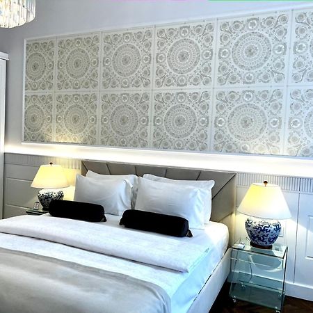 Luxury Apartments Mondrian Market Square III Warsaw Room photo